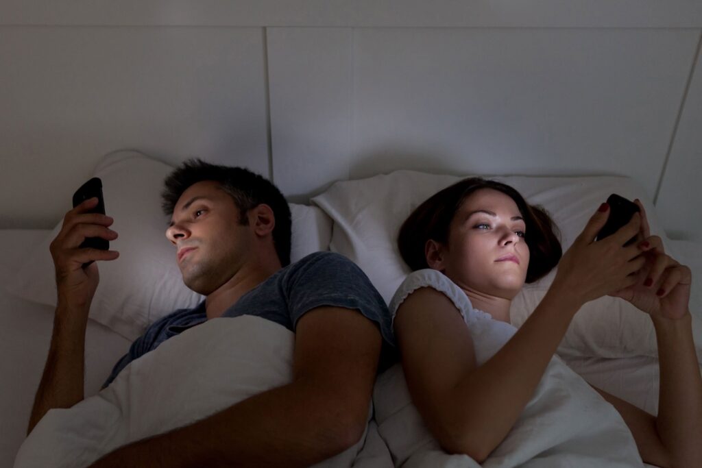 celular na cama pompoarismo catia damasceno