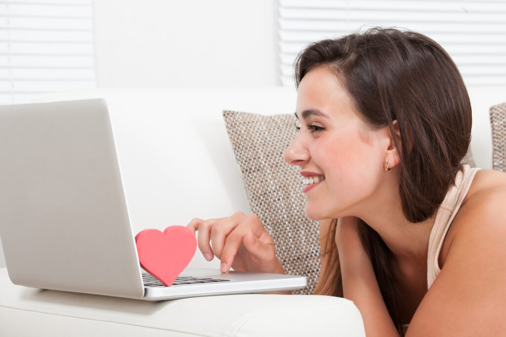 relacionamento a distancia mulher com laptop