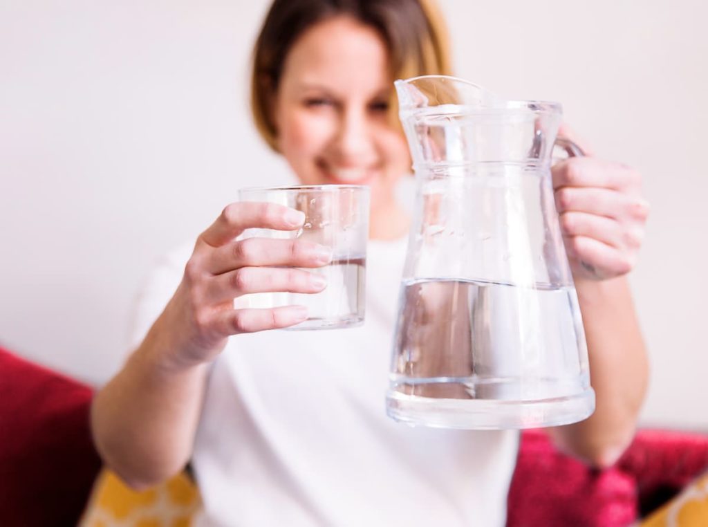 Beber agua ajuda na prevenção de corrimento vaginal 