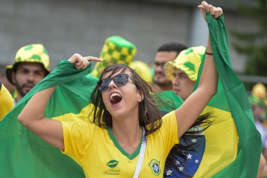 Copa do Mundo 2022:  mulher vibrando com o jogo do Brasil