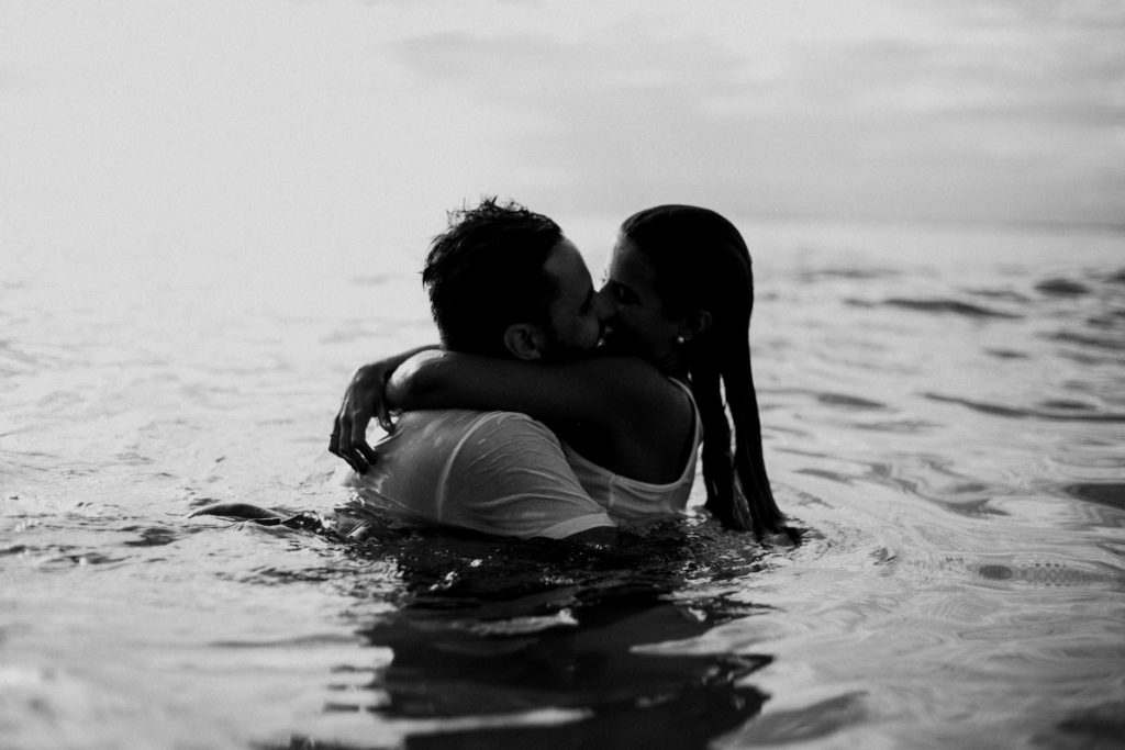 Indiretas pro crush se tocar que você quer ele de Natal: casal apaixonado no mar se beijando 