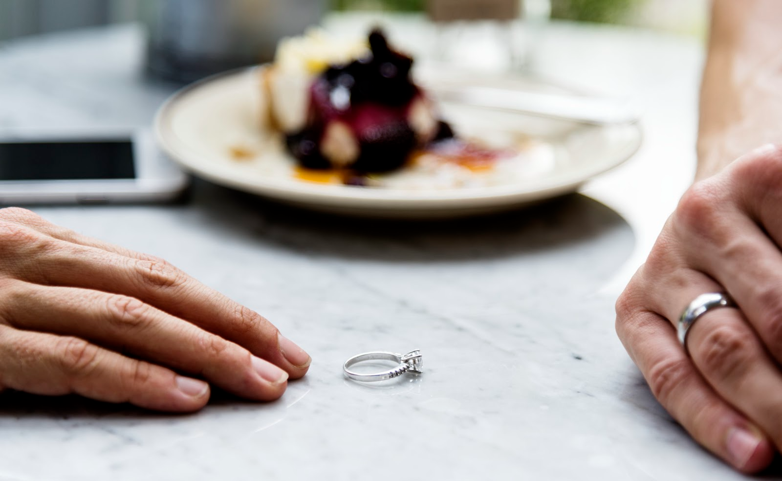 Crise no casamento: casal em crise tirando aneis de casamento