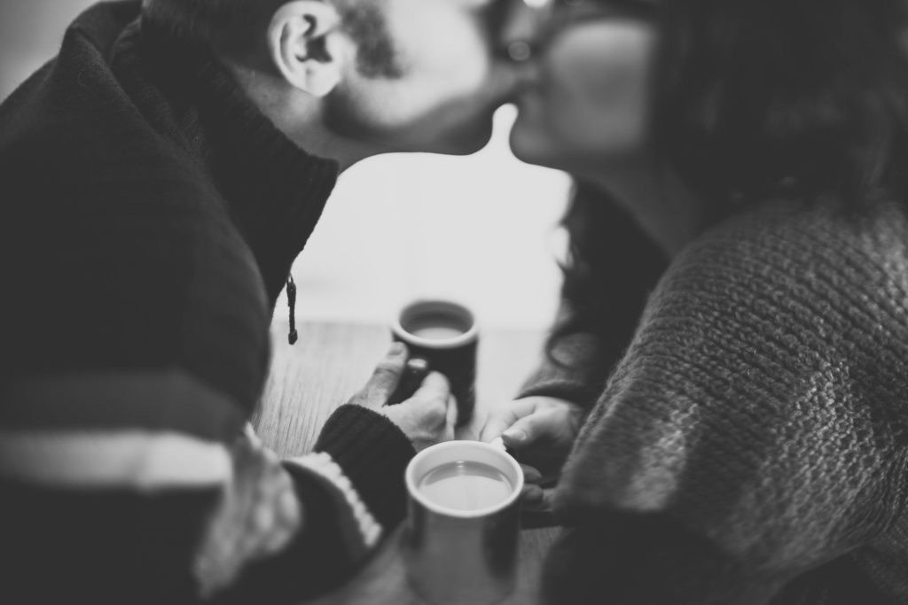 Como dar um beijo com pegada em um homem - muita gente não imagina é que sempre podemos aprimorar a arte de beijar deixando, inclusive, seu parceiro implorando por mais. 