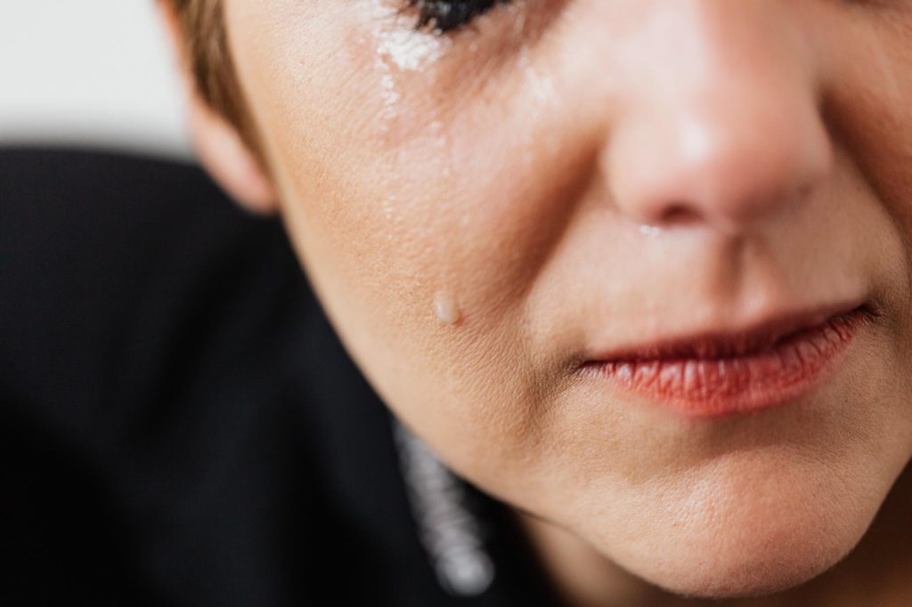 Como esquecer um amor e desapegar emocionalmente? mulher chorando