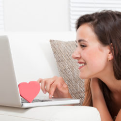 relacionamento a distancia mulher com laptop