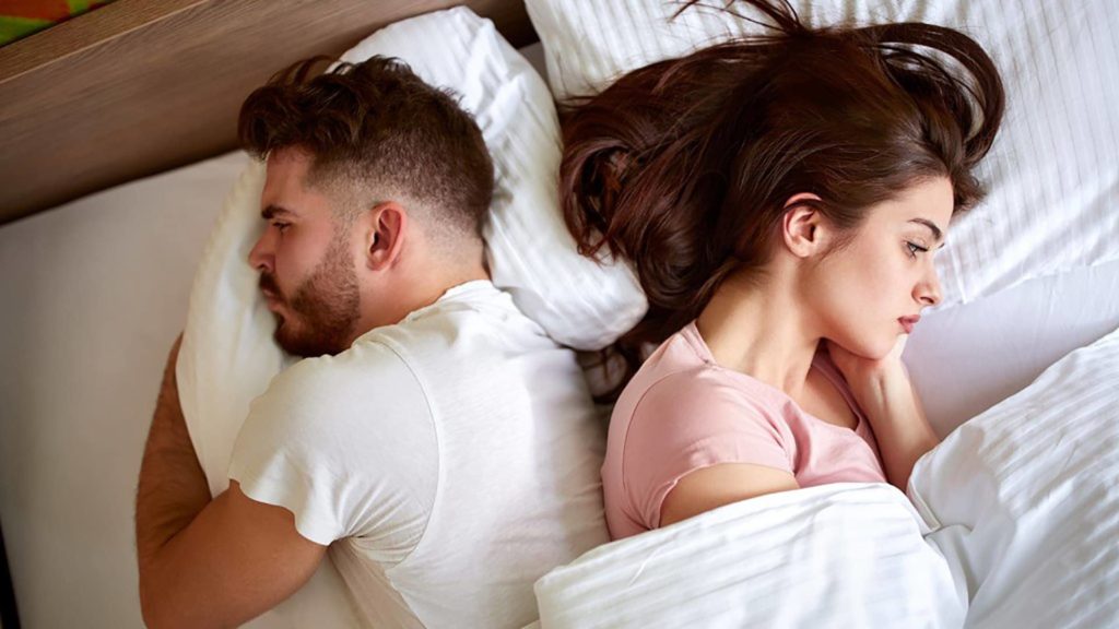 quando o homem ejacula rápido o que pode ser: casal insatisfeito na cama