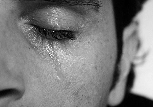 Masculinidade: homem chorando, eles também choram.